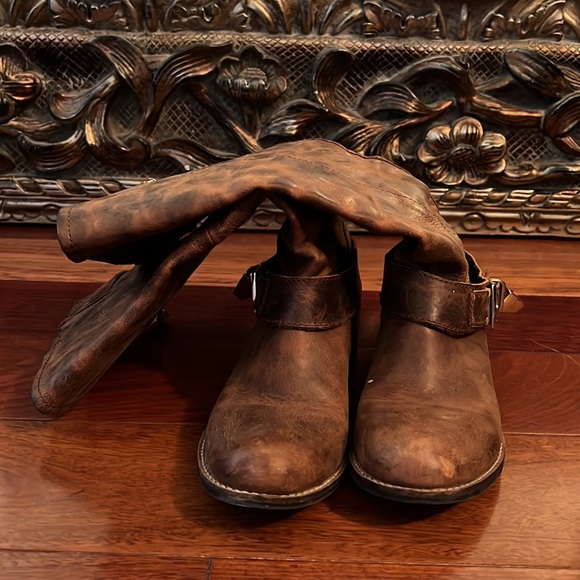 Knee high brown leather boots with gold hardware - Picture 2 of 6